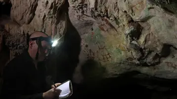 Dünyanın en eski mağara resimleri bulundu. 67 bin 800 yıllık el izi şaşırttı