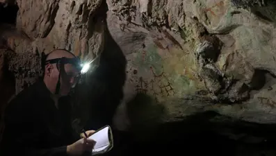 Dünyanın en eski mağara resimleri bulundu. 67 bin 800 yıllık el izi şaşırttı