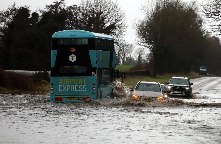 SELE KAPILAN 25 ARAÇTAN İNSANLAR KURTARILDI 2