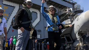 Müzakere masasından savaş gemisine. ABD Umman ekibi bölgedeki savaş gemisini ziyaret etti