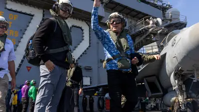 Müzakere masasından savaş gemisine. ABD Umman ekibi bölgedeki savaş gemisini ziyaret etti