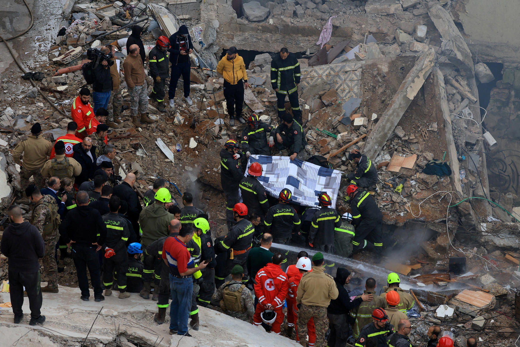 Lübnan'da eski bina çöktü, 14 kişi öldü