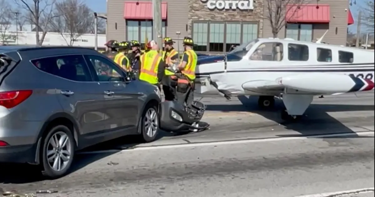 ABD'de otoyola acil iniş yapan tek motorlu uçak 3 araca çarptı