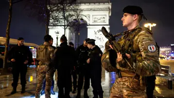Paris'te jandarmaya bıçaklı saldırıda bulunan şüpheli öldürüldü