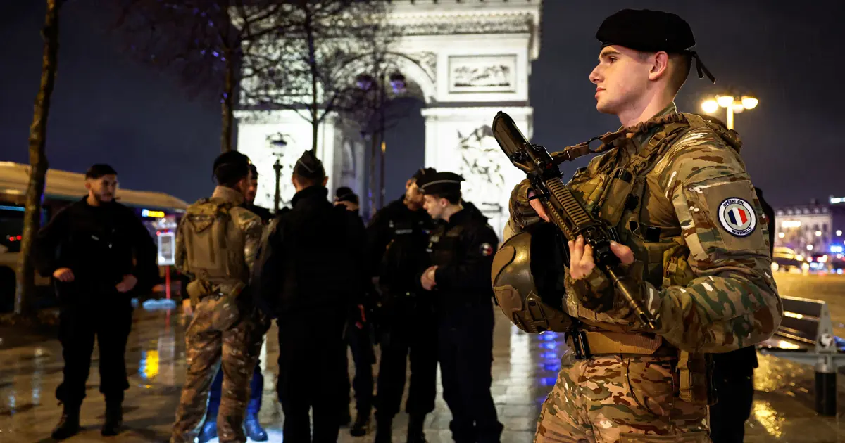 Paris'te jandarmaya bıçaklı saldırıda bulunan şüpheli öldürüldü