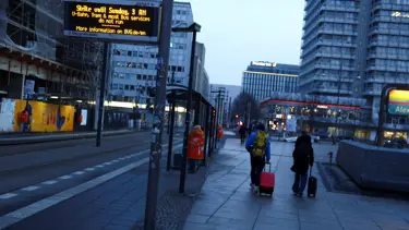 Almanya'da 100 binlerce işçiler işleri bıraktı, toplu ulaşım felç oldu
