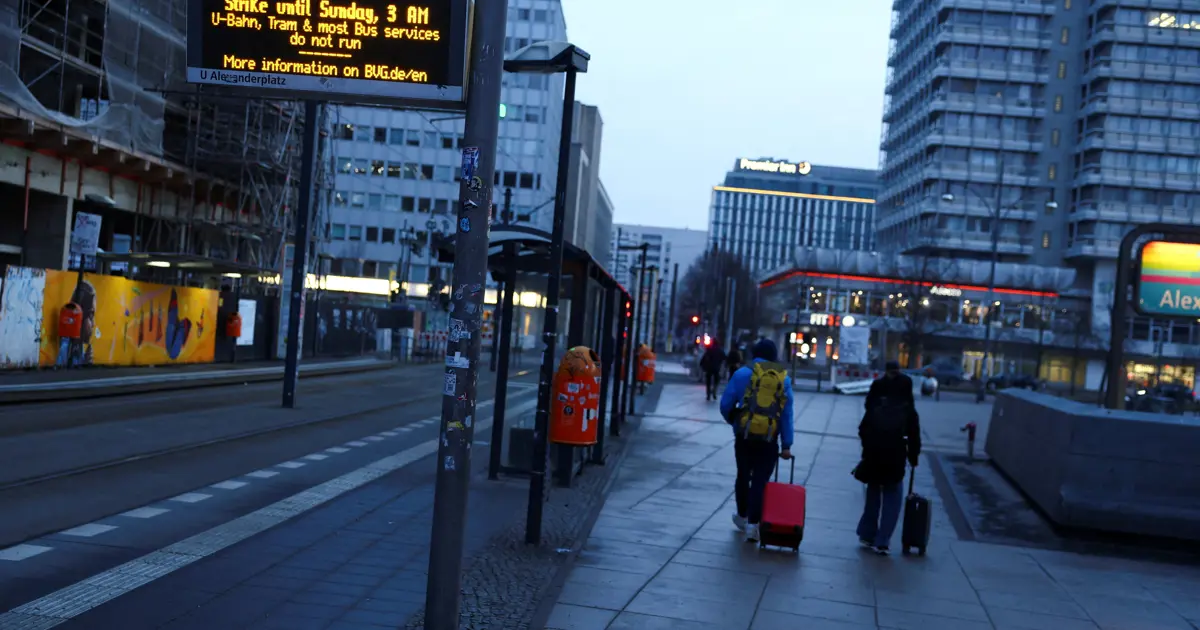 Almanya'da 100 bin işçi iş bıraktı, toplu ulaşım felç oldu