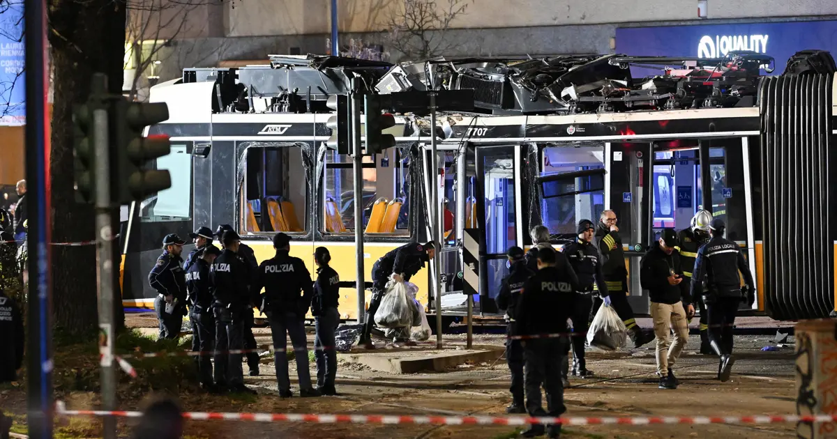 İtalya'da raydan çıkan tramvay dükkana çarptı. 1 ölü, 39 yaralı