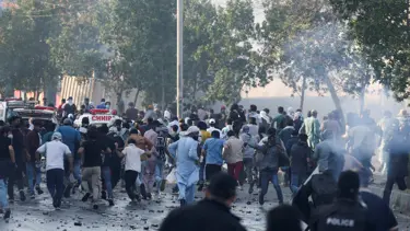 Pakistan'da ABD-İsrail protestosu. ABD Konsolosluğu'na girmeye çalıştılar, 9 şahıs öldü