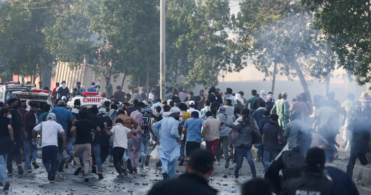 Pakistan'da ABD-İsrail protestosu. ABD Konsolosluğu'na girmeye çalıştılar, 9 kişi öldü
