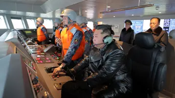 Kim Jong Un bu kez de savaş gemisi kullandı