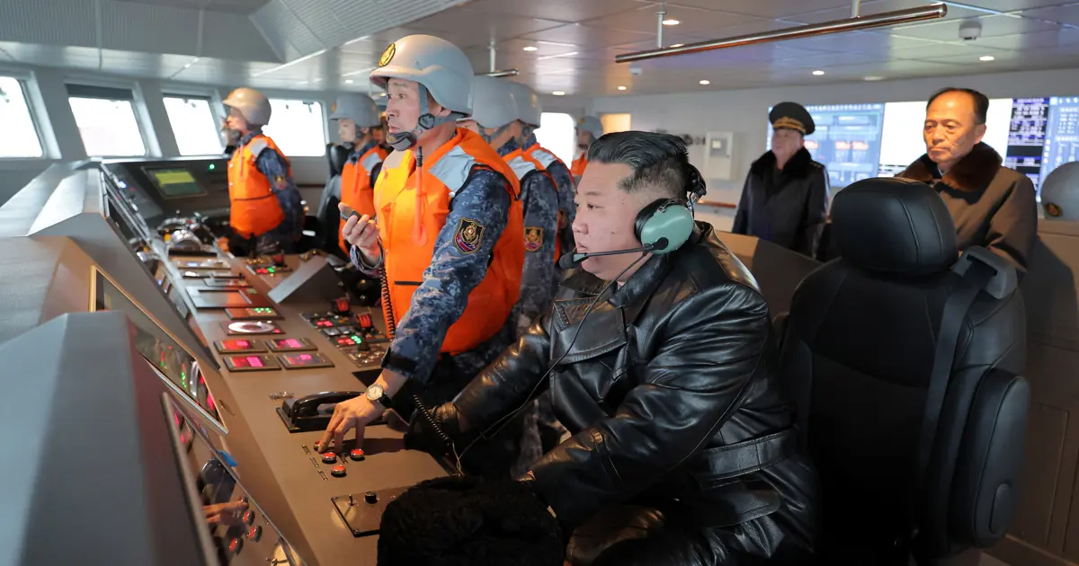 Kim Jong Un bu kez de savaş gemisi kullandı