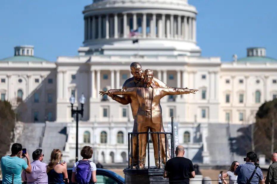 Washington'da Trump-Epstein heykeli. Titanik filminin meşhur sahnesi canlandırıldı