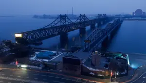 24 saat süren yolculuk. İlk tren 6 yıl sonra Çin'den Kuzey Kore'ye gidiyor