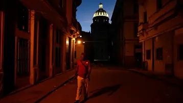 Bir dönemin ilham kaynağıydı, yapayalnız kaldı. Küba boğulmaya terk edildi