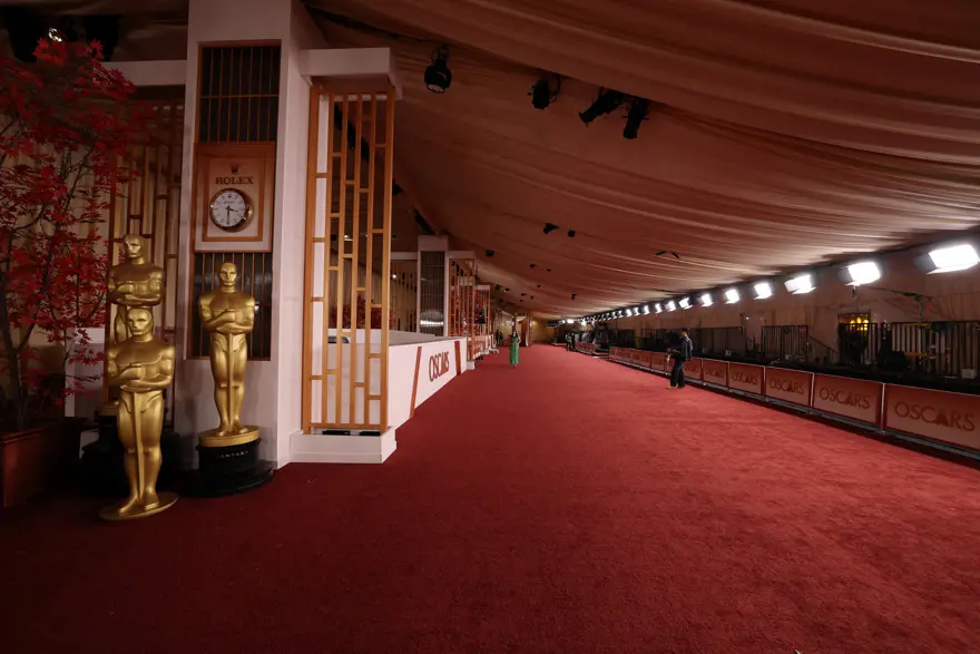 KIRMIZI HALI SERİLDİ, ÖDÜLLER SAHİPLERİNİ BEKLİYOR 