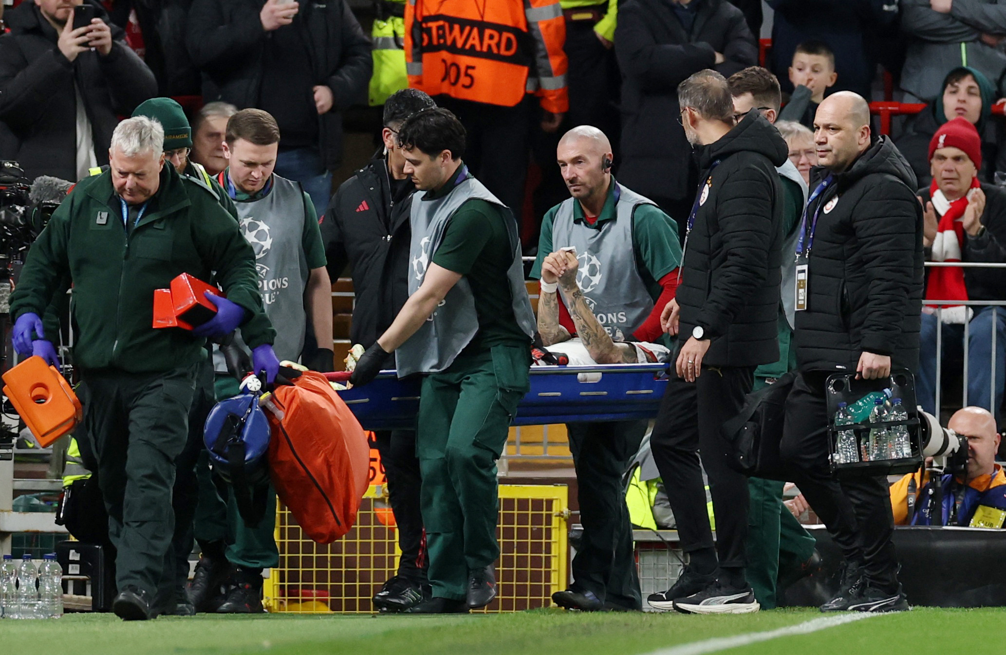 Liverpool maçında talihsiz an. Galatasaraylı Noa Lang'ın parmağı koptu