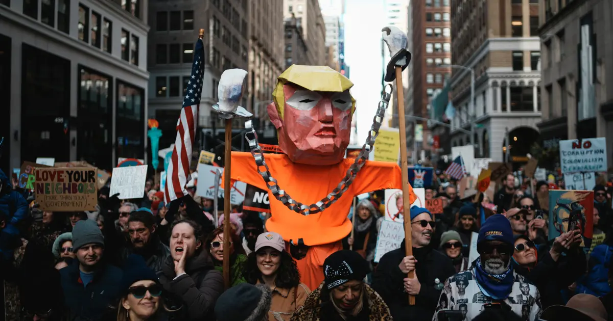 ABD'de milyonlarca kişi sokağa çıktı. Trump'a karşı "Krallara Hayır" protestosu