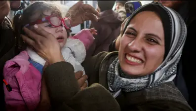 Gazze'den 2 yıl önce tahliye edildiler. Bu bebekler ailelerini tanımıyor
