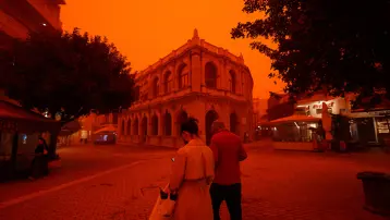 Gökyüzünü kızıla boyamıştı, İstanbul'a ulaştı. Pazar gününe kadar etkili olacak