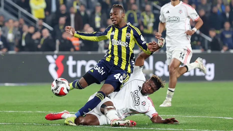 Beşiktaş'tan Fenerbahçe derbisi oynanırken olay tepki. Penaltı sonrası anında paylaşıldı