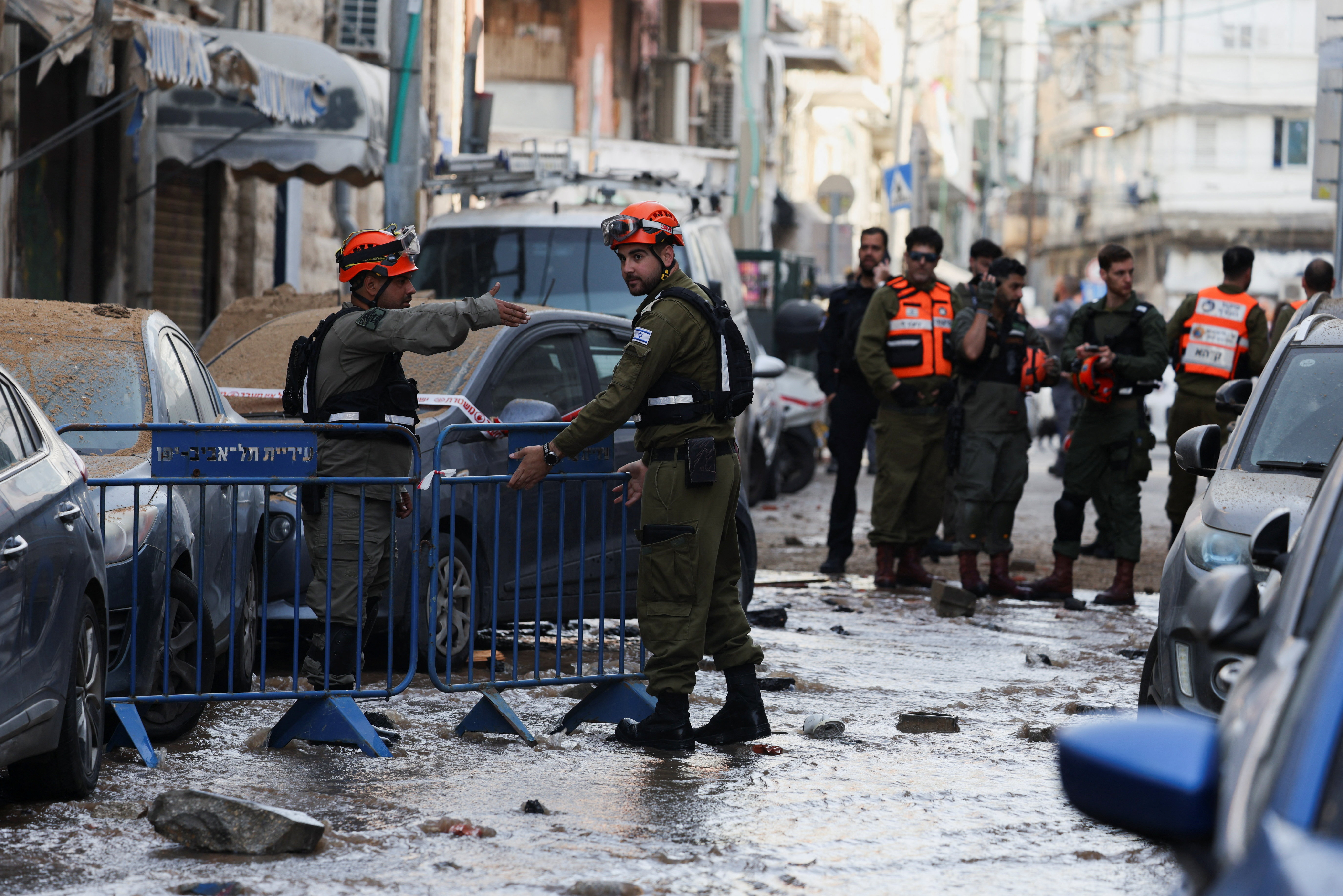 İsrail pazartesiye füze saldırılarıyla uyandı