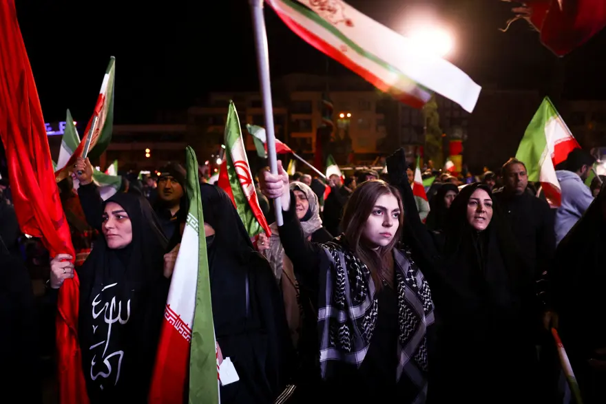 Tahran sokaklarında ateşkes kutlaması 2