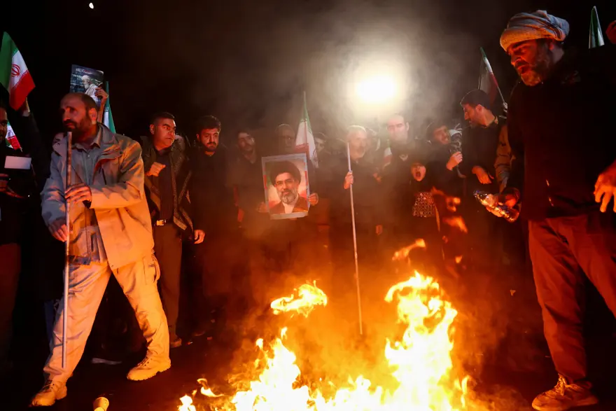 Tahran sokaklarında ateşkes kutlaması 7