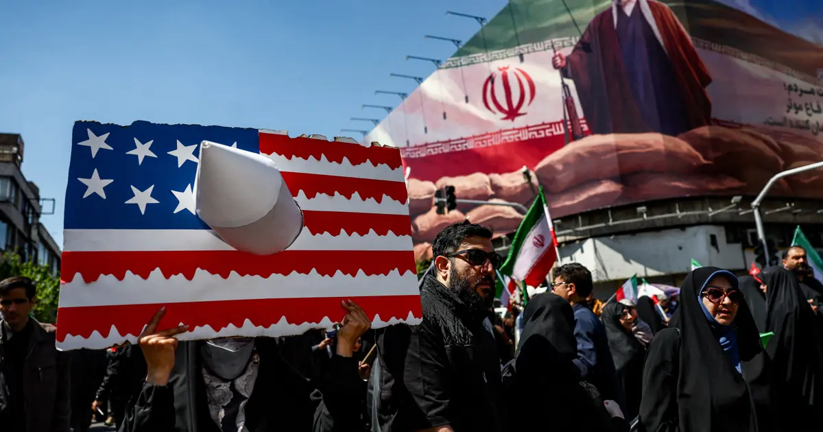 Hamaney'in 40. gün anmasında binlerce kişi yürüdü