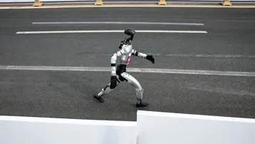 İnsansı robotlar koşu rekorunu 7 dakika farkla kırdı