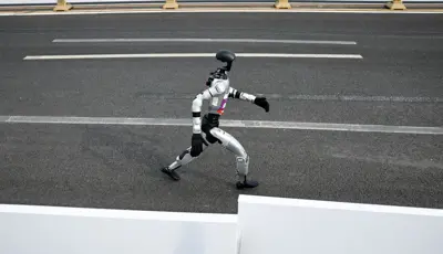 İnsansı robotlar koşu rekorunu 7 dakika farkla kırdı