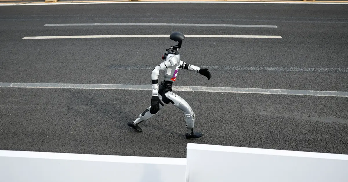 İnsansı robotlar koşu rekorunu 7 dakika farkla kırdı