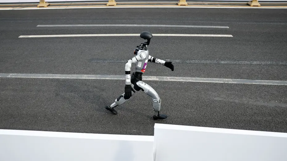 İnsansı robotlar koşu rekorunu 7 dakika farkla kırdı