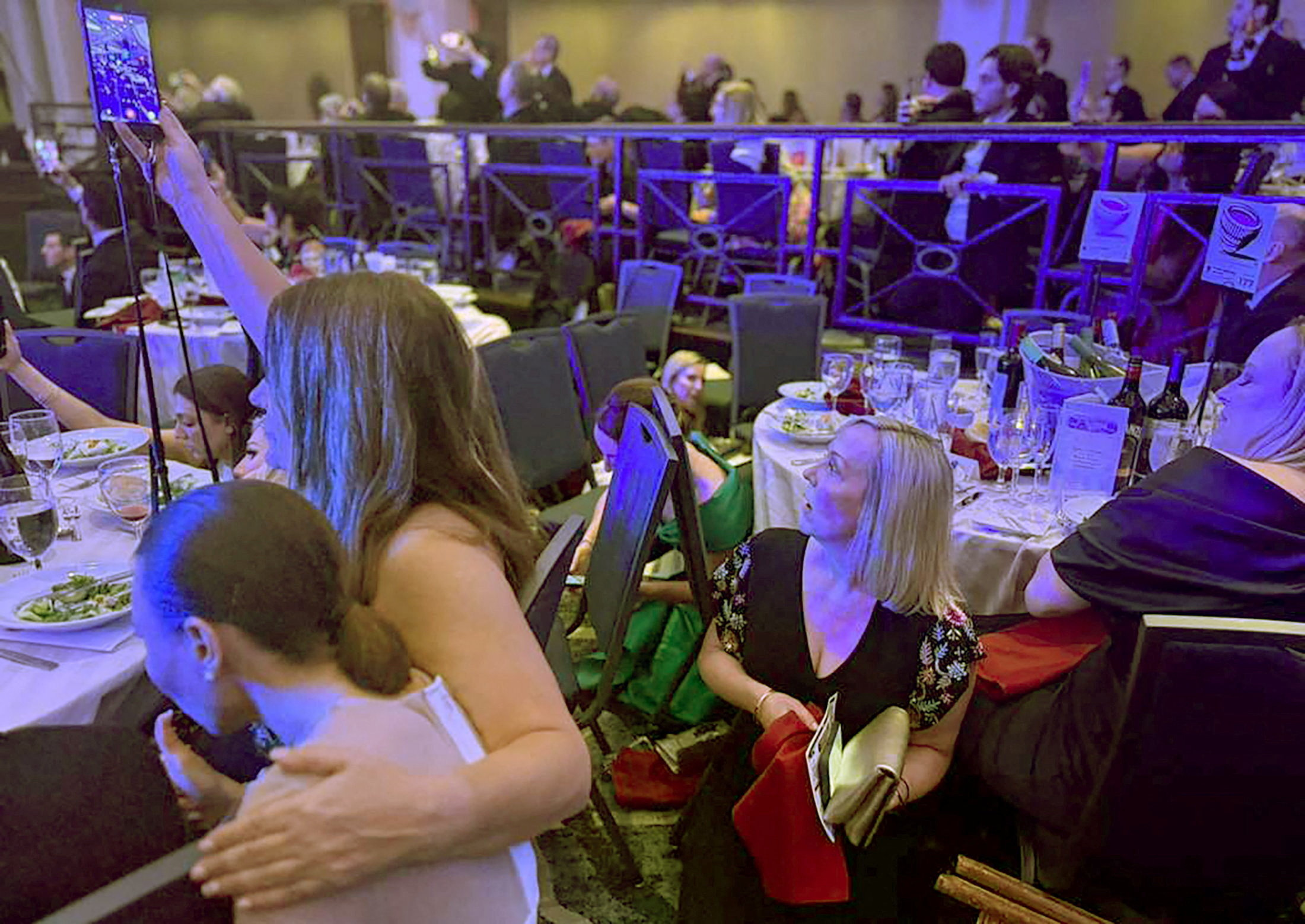 Trump'ı salondan Gizli Servis çıkardı