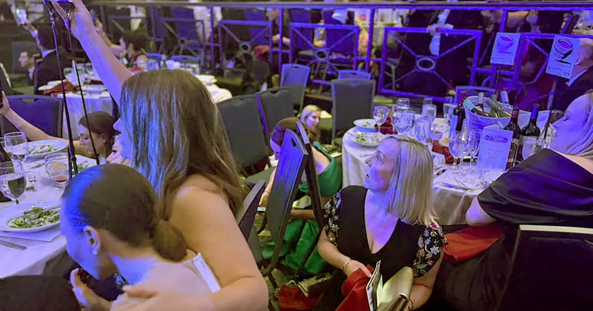 Trump'ı salondan Gizli Servis çıkardı