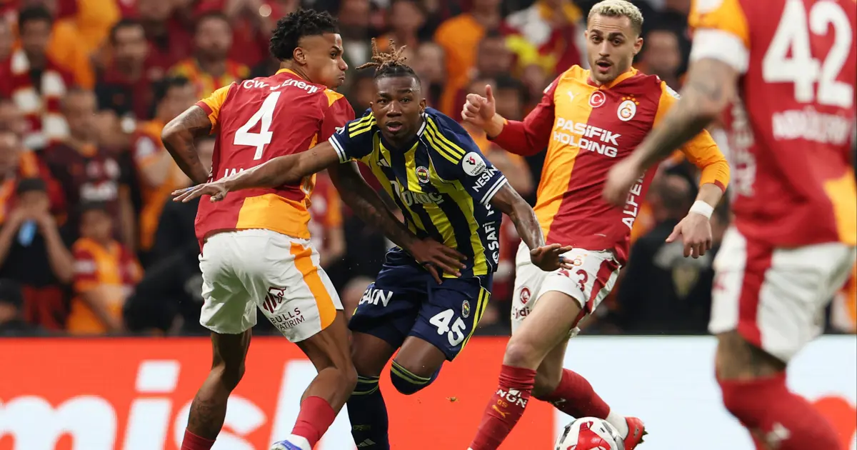 Süper Lig'de derbi heyecanı. Galatasaray-Fenerbahçe maçı