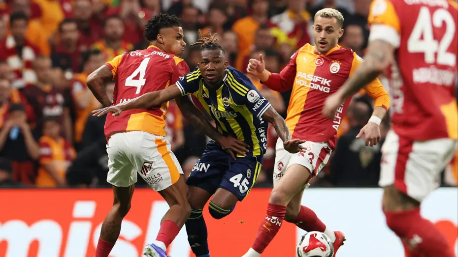 Süper Lig'de derbi heyecanı. Galatasaray-Fenerbahçe maçı