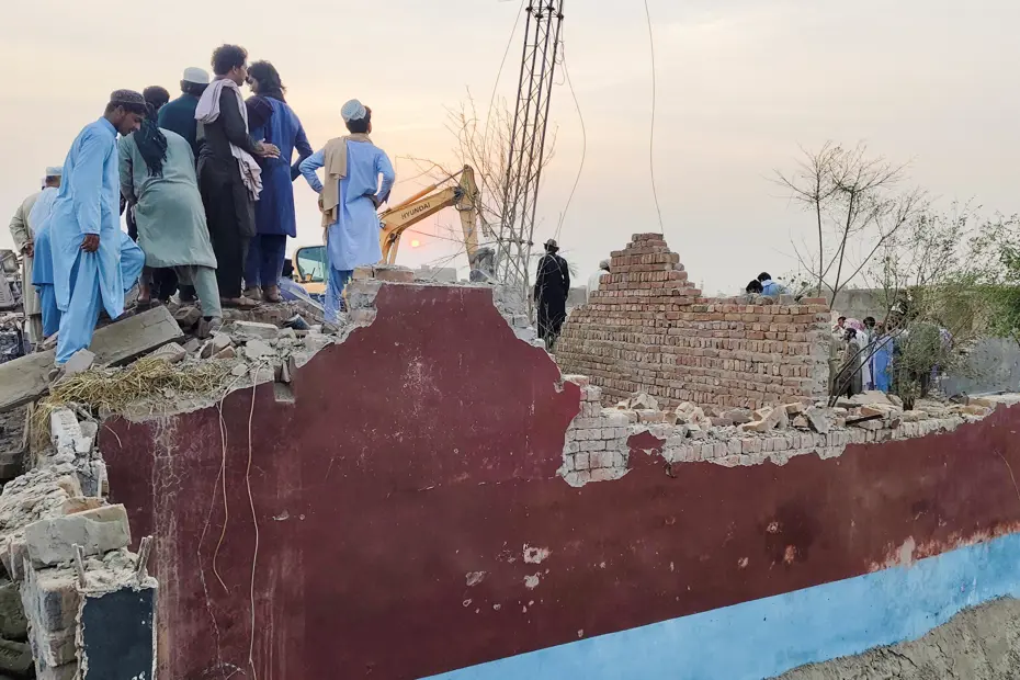 Pakistan'da intihar saldırısı: 15 polis öldü