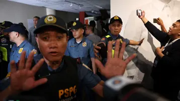 Filipinler Senatosu'nda silahlar patladı