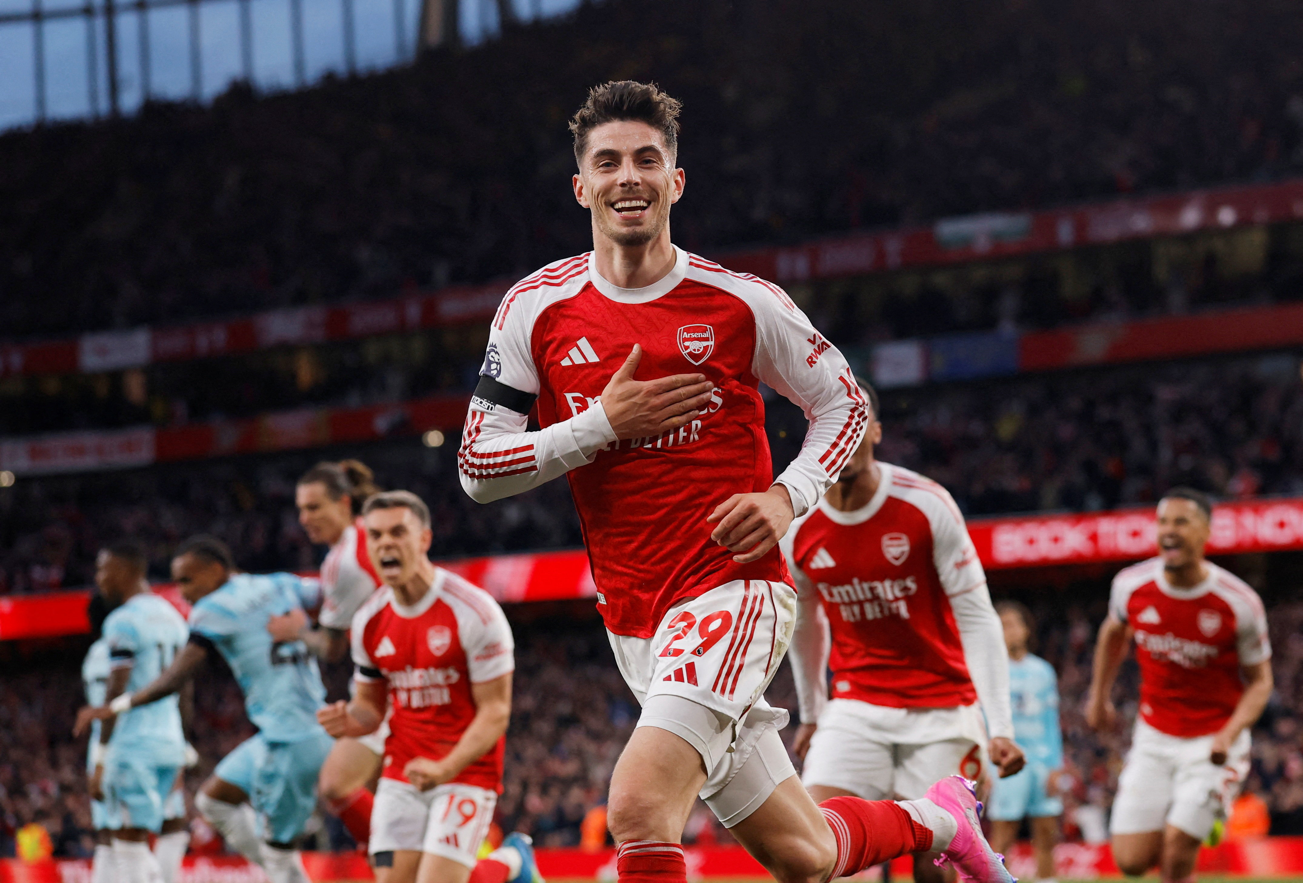 Arsenal 22 yıl sonra Premier Lig şampiyonu oldu