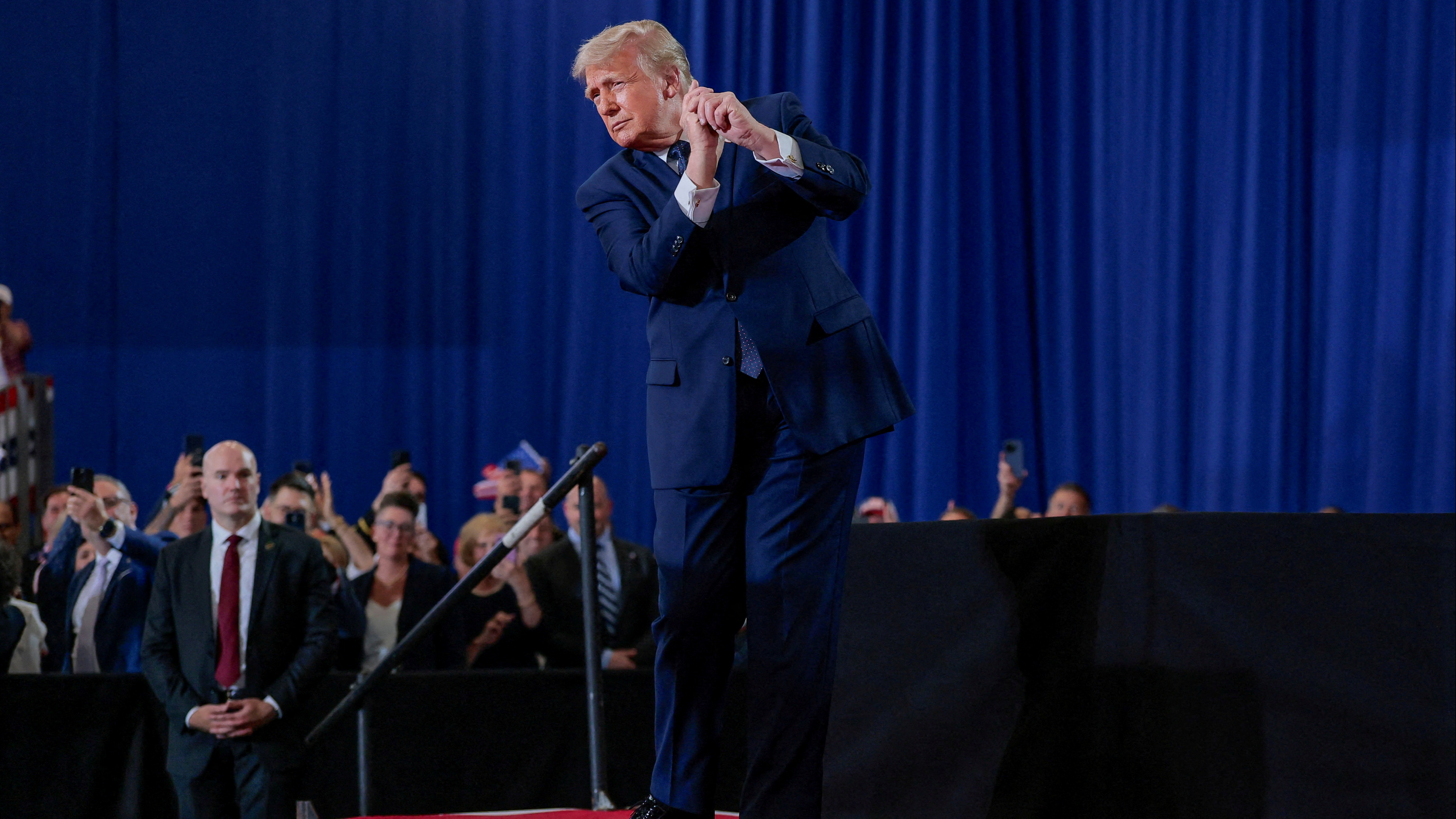 Trump'ın telefon markasında skandal: Kişisel bilgiler sızdırıldı