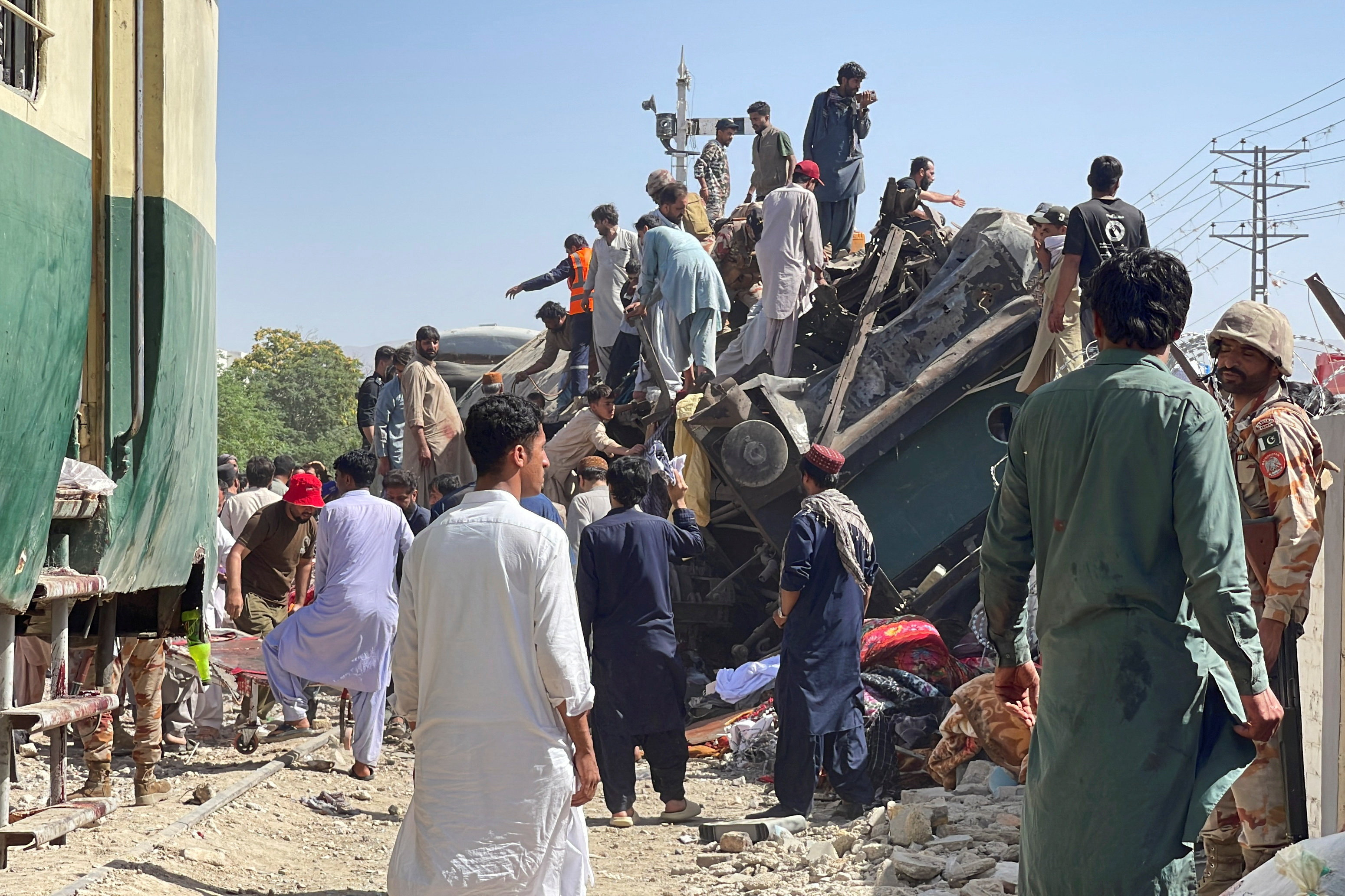 Pakistan'da trene bombalı saldırı: En az 24 kişi öldü