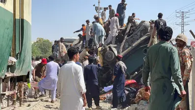 Pakistan'da trene bombalı saldırı: En az 24 kişi öldü