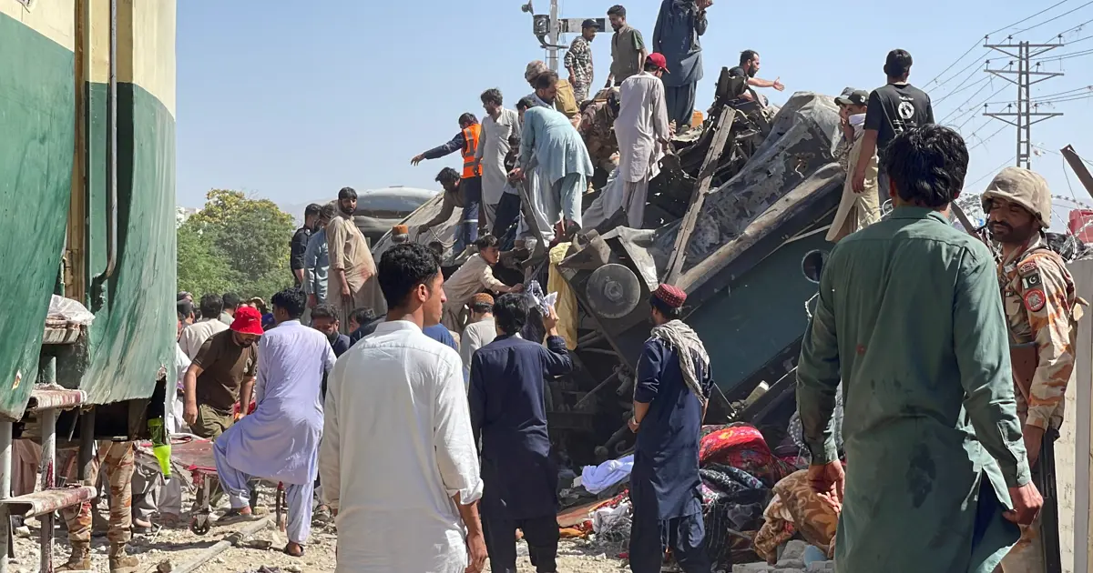 Pakistan'da trene bombalı saldırı: En az 24 kişi öldü