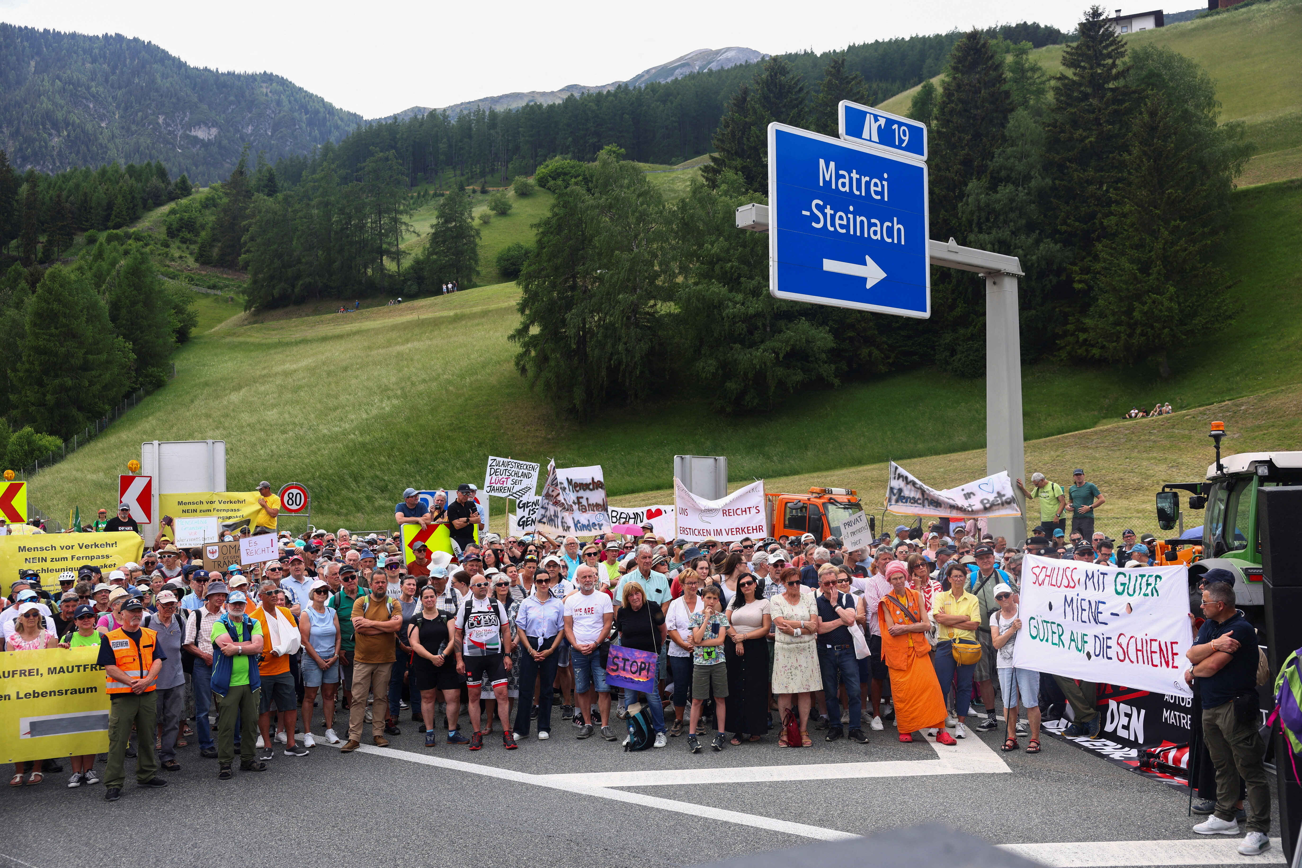 Alp geçidinde kriz. Protesto ve sabotaj sınırı kilitledi