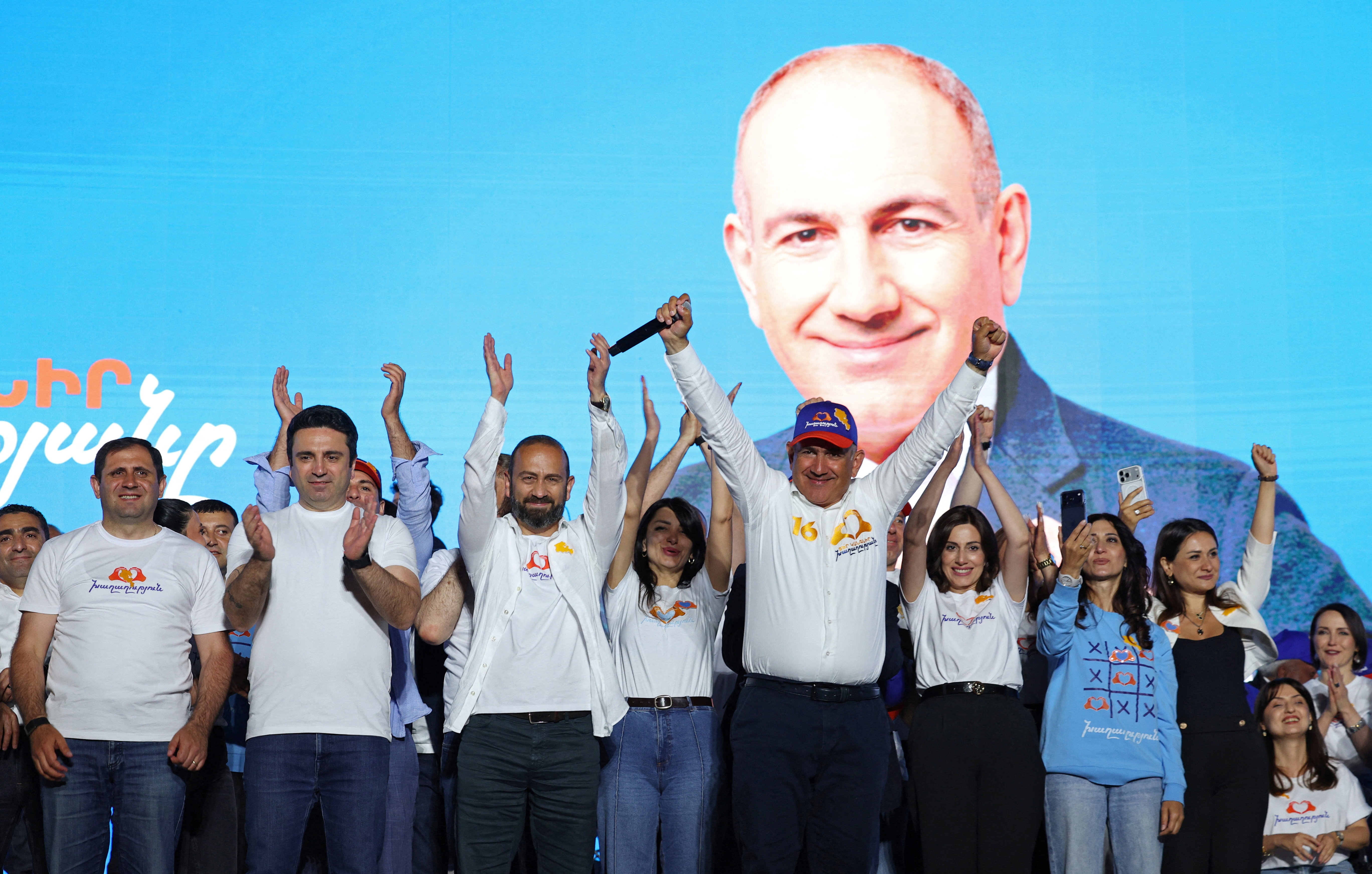 Ermenistan'da seçim. Paşinyan zafer ilan etti