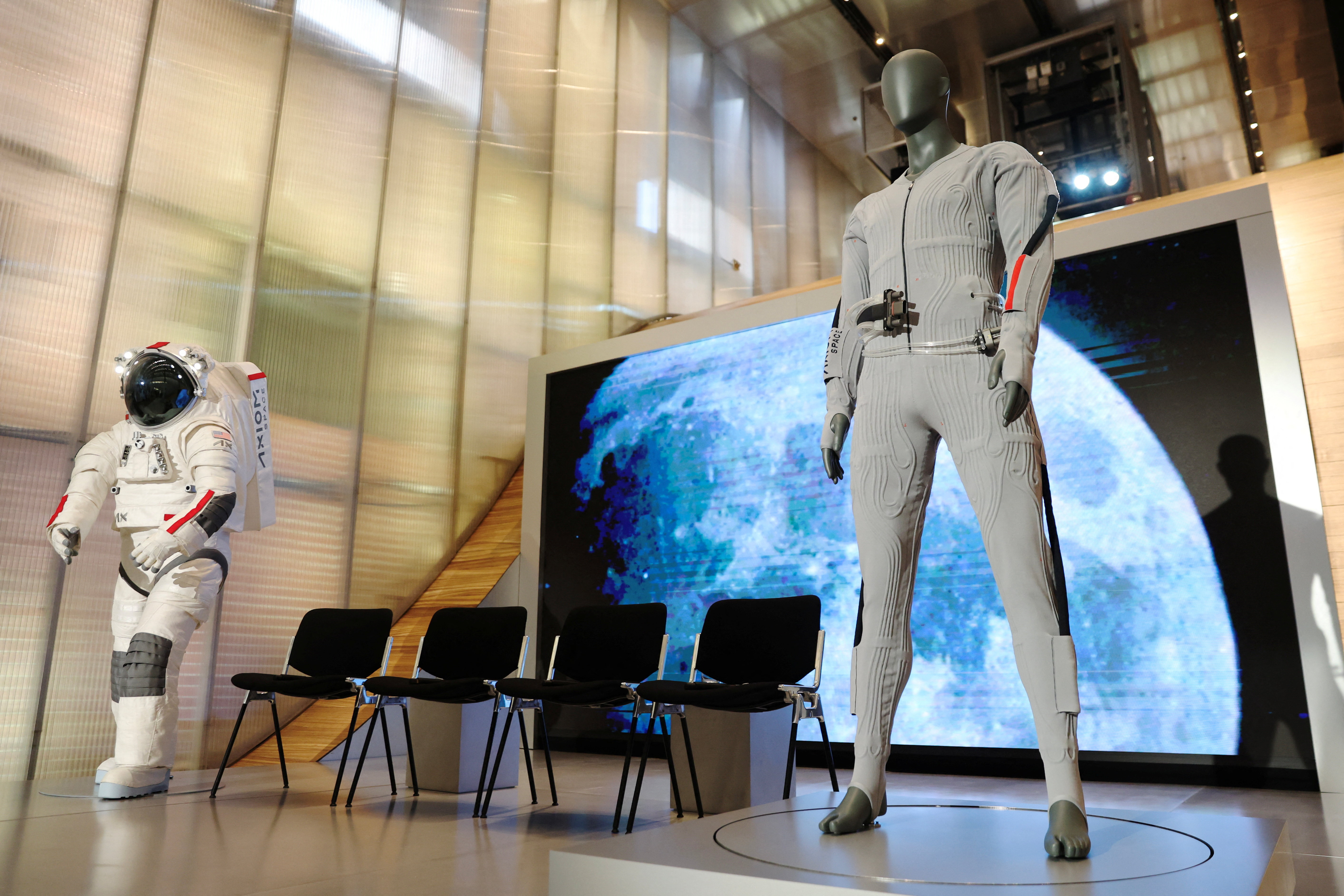 Prada, Ay'a gidiyor: NASA astronotları için yeni kıyafet tanıtıldı
