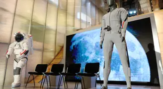 Prada, Ay'a gidiyorİtalyan moda devi Prada, NASA astronotlarının Ay görevlerinde kullanacağı yeni kıyafeti tanıttı.