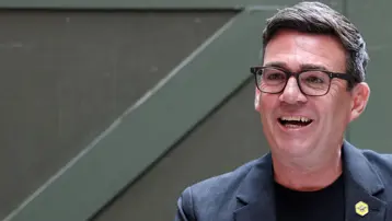 Andy Burnham resmen rakipsiz kaldı. İngiltere Başbakanlığı'na giden yolda neler yaşandı?