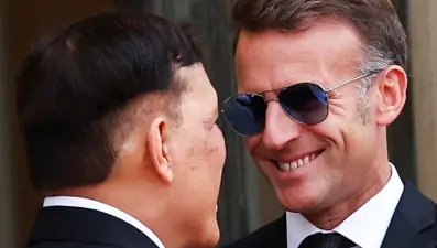 Macron, Tayland Kralı önünde diz çöktü mü?